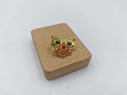 satın al Stylish and Durable Lapel Pin with Brilliant Golden Butterfly and Eye-Catching Gemstone Çevrimiçi üretim